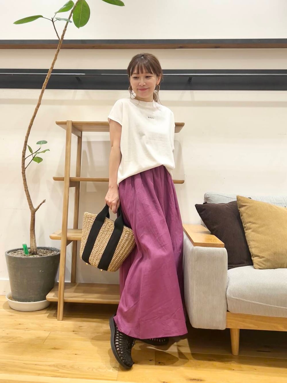 「doors、低身長コーデ、40代、骨格ストレート、イエベ春、ストレート×イエベ春、ストレート×イエベ、一枚で決まるtシャツ、カジュアル派のtシャツコーデ、私が選ぶセールアイテム25ss」｜「RODE SKOのナチュラルカゴバッグ（ハンドバッグ、ベージュ系）」を使った、+++ゆき+++さん（レディース・151cm）の夏コーディネートの3枚目の写真