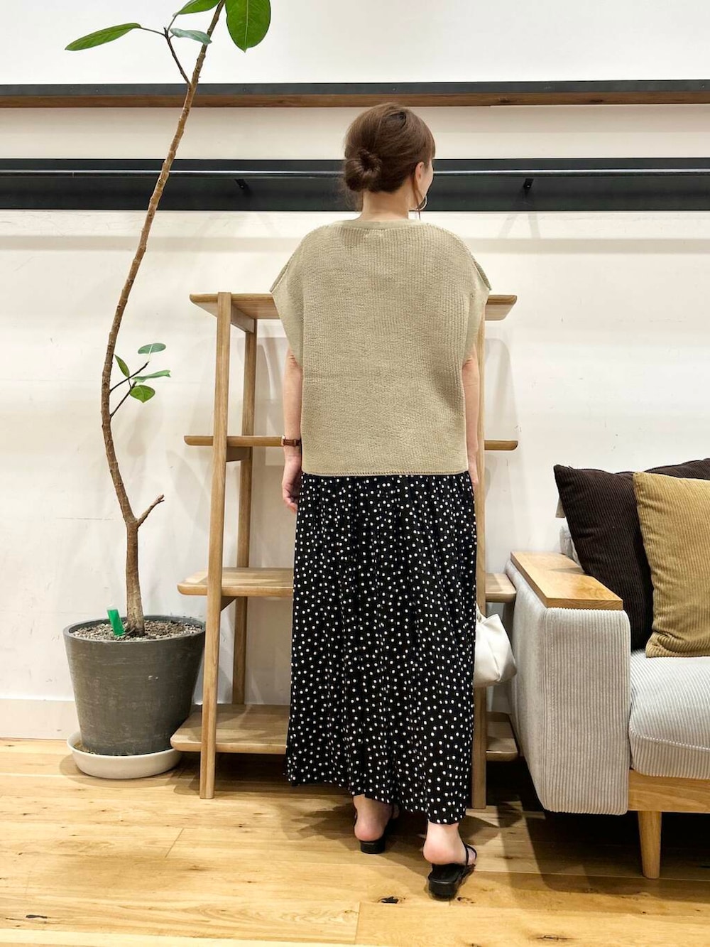 「doors、低身長コーデ、40代、骨格ストレート、イエベ春、ストレート×イエベ春、ストレート×イエベ、リネン着こなし術、私が選ぶセールアイテム25ss」｜「URBAN RESEARCH DOORSの2WAY巾着ショルダーバッグ（ショルダーバッグ、ホワイト系）」を使った、+++ゆき+++さん（レディース・151cm）の夏コーディネートの4枚目の写真