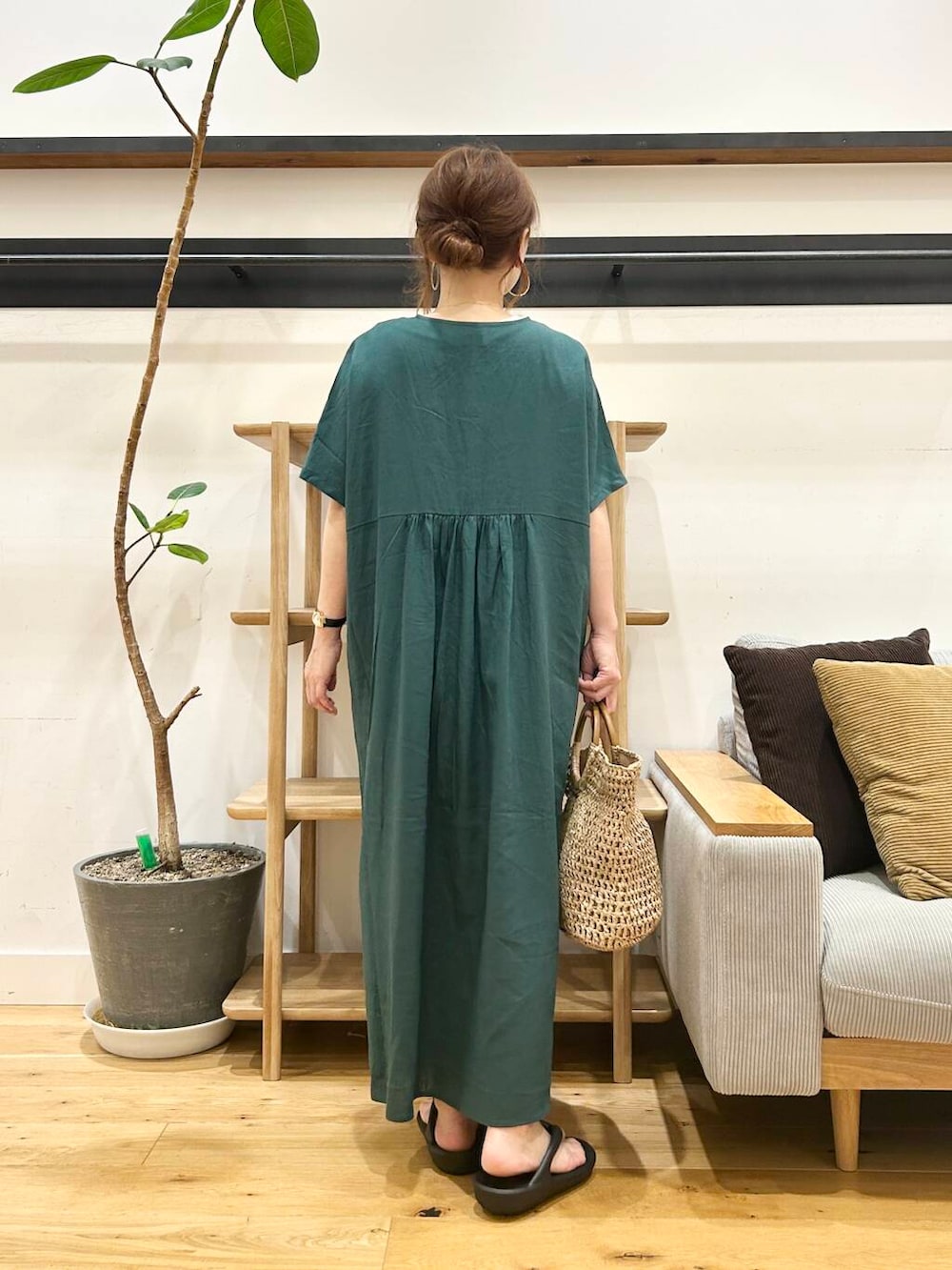 「doors、低身長コーデ、40代、骨格ストレート、イエベ春、ストレート×イエベ春、ストレート×イエベ、リネン着こなし術」｜「RODE SKOのウッドハンドルペーパーバッグ（トートバッグ、ベージュ系）」を使った、+++ゆき+++さん（レディース・151cm）の夏コーディネートの4枚目の写真