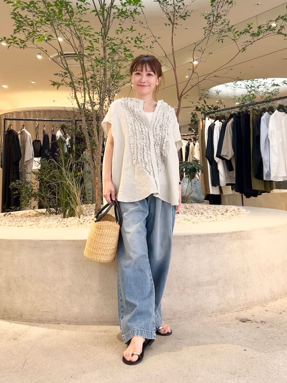 「doors、低身長コーデ、40代、骨格ストレート、イエベ春、ストレート×イエベ春、ストレート×イエベ、万能ブラウスコーデ」｜「かぐれのフェードデニムイージーパンツ（デニムパンツ、ブルー系）」を使った、+++ゆき+++さん（レディース・151cm）の夏コーディネートの3枚目の写真