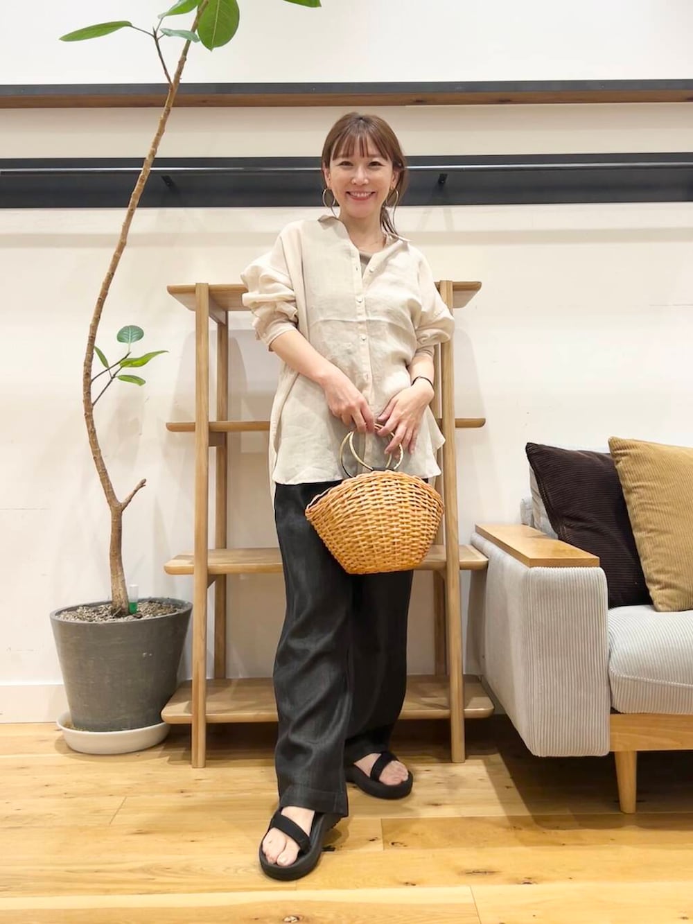 「doors、低身長コーデ、40代、骨格ストレート、イエベ春、ストレート×イエベ春、ストレート×イエベ、ワンピース×低身長、着回し力抜群シャツ」｜「COTTOのCOTTO　かごバッグ（ショルダーバッグ、イエロー系）」を使った、+++ゆき+++さん（レディース・151cm）の夏コーディネートの5枚目の写真
