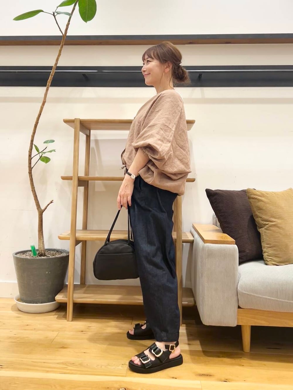 「doors、低身長コーデ、40代、骨格ストレート、イエベ春、ストレート×イエベ春、ストレート×イエベ、リネン着こなし術、私が選ぶセールアイテム25ss」｜「RODE SKOのダブルベルテッドサンダル（サンダル、ブラック系）」を使った、+++ゆき+++さん（レディース・151cm）の夏コーディネートの2枚目の写真