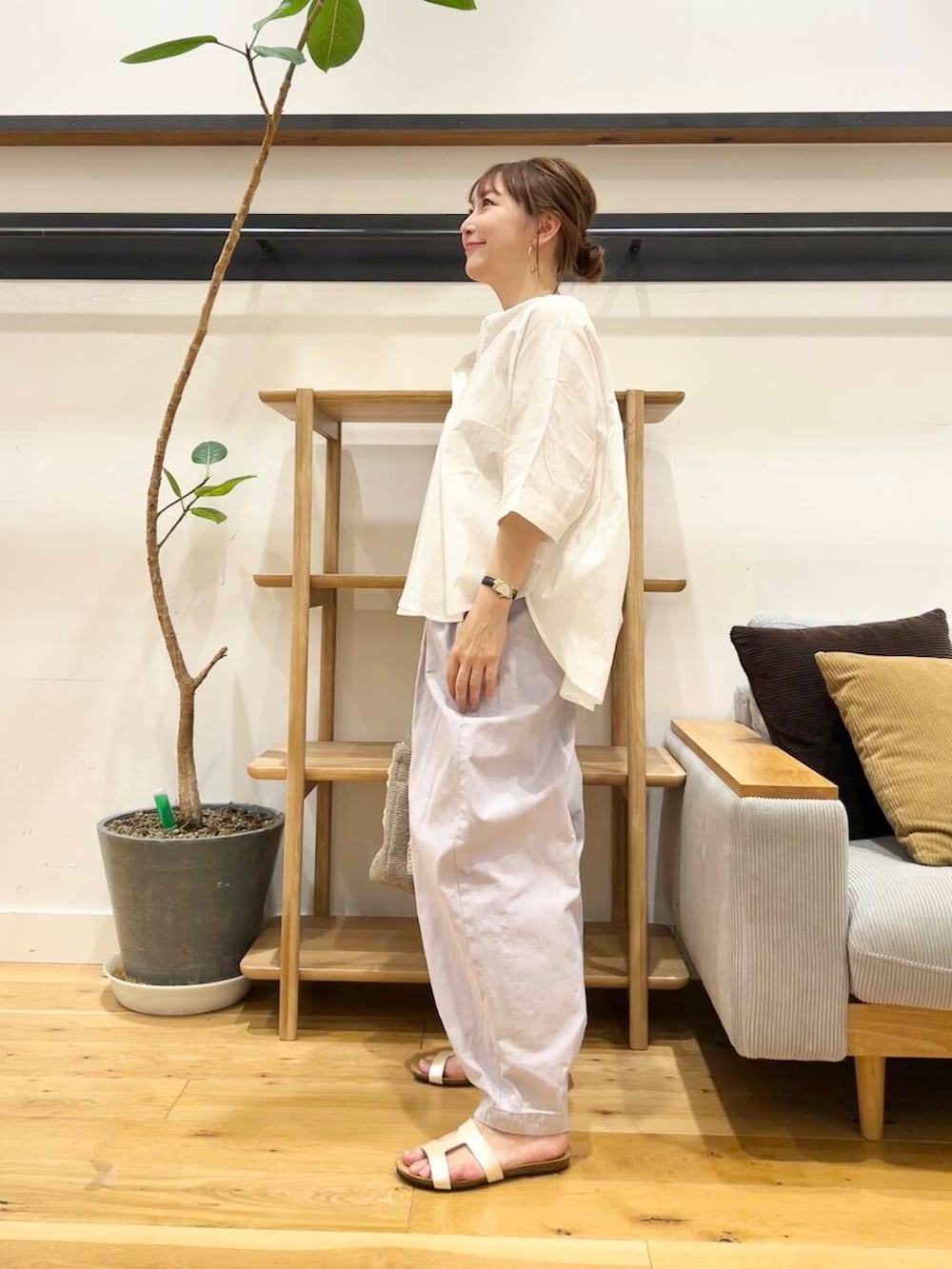 「doors、低身長コーデ、40代、骨格ストレート、イエベ春、ストレート×イエベ春、ストレート×イエベ、着回し力抜群シャツ」｜「beejの『別注』Beej×DOORS　チューブショルダーバッグ（ショルダーバッグ、グレー系）」を使った、+++ゆき+++さん（レディース・151cm）の夏コーディネートの2枚目の写真