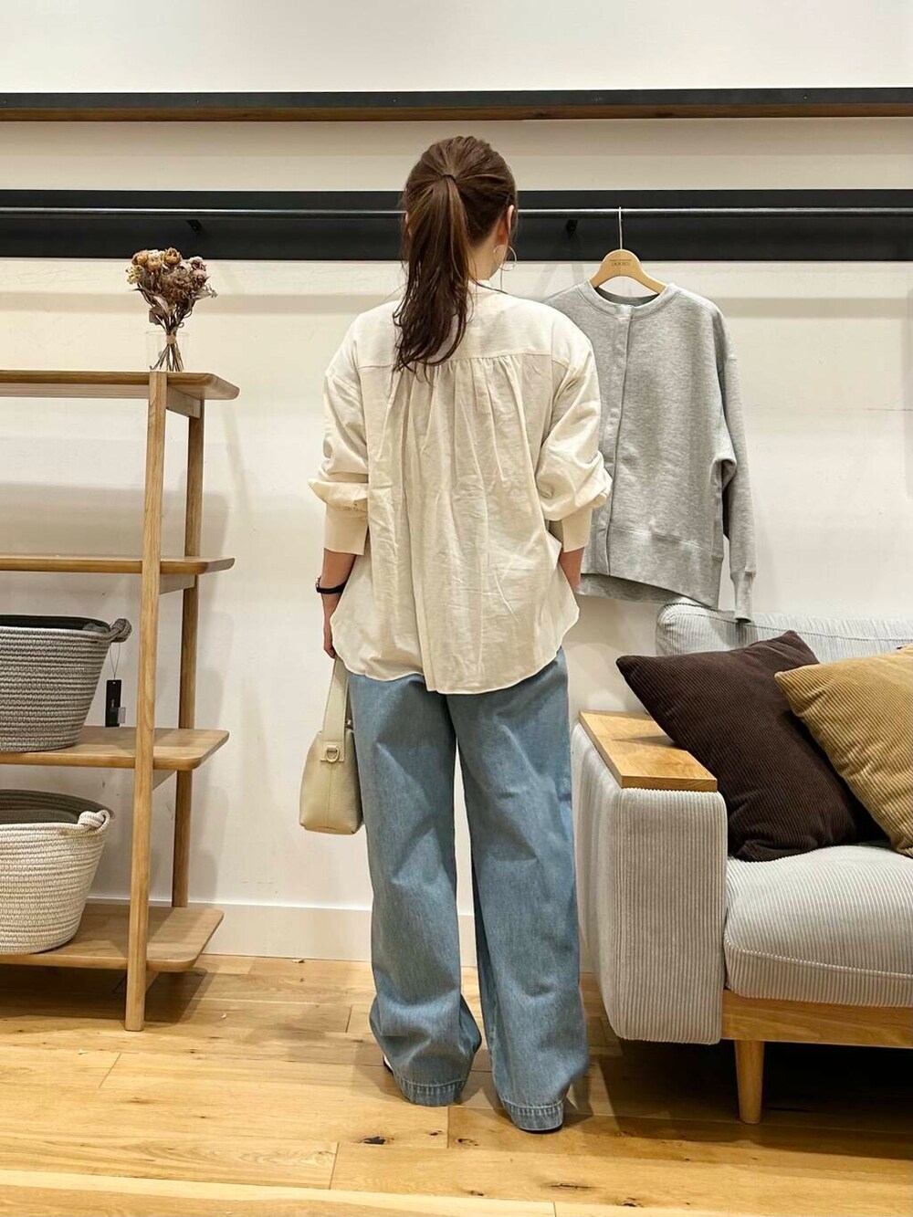 ホワイト系のシャツ/ブラウス、ブルー系のデニムパンツ、グレー系のカーディガン/ボレロを着用したレディースの冬コーディネートの4枚目の写真