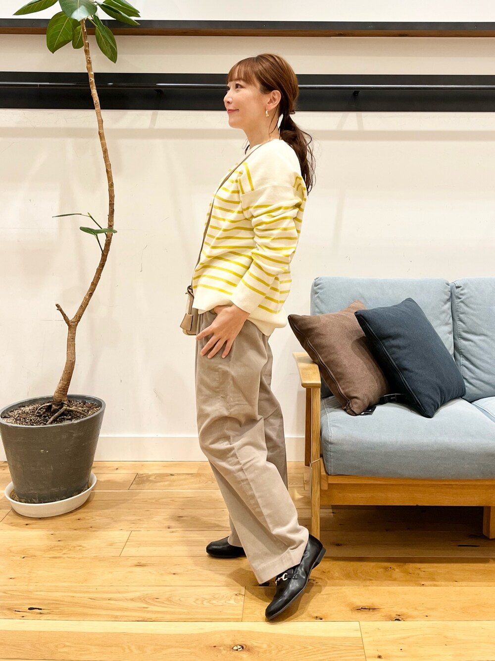 その他のニット/セーター、ベージュ系のその他パンツ、ホワイト系のショルダーバッグを着用したレディースの冬コーディネートの2枚目の写真