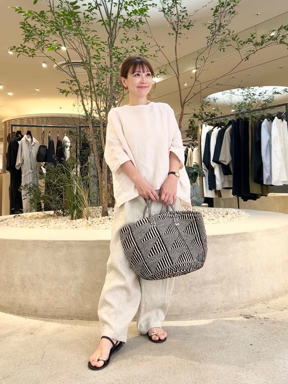 「doors、低身長コーデ、サンダルコーデ、40代、骨格ストレート、イエベ春、ストレート×イエベ春、ストレート×イエベ」｜「かぐれのリネンボリュームパンツ（その他パンツ、ベージュ系）」を使った、+++ゆき+++さん（レディース・151cm）の夏コーディネートの4枚目の写真