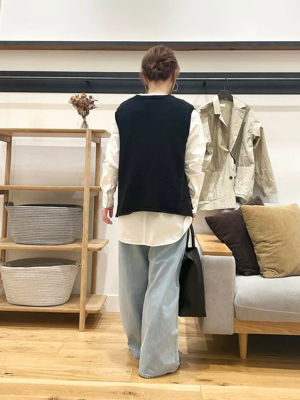 「doors、低身長コーデ、40代、骨格ストレート、イエベ春、ストレート×イエベ春、ストレート×イエベ、私の推しデニムスタイル、春色ニットコーデ」｜「RODE SKOのタッセル軽量2WAYシンプルトートバッグ（トートバッグ、ブラック系）」を使った、+++ゆき+++さん（レディース・151cm）の春コーディネートの7枚目の写真