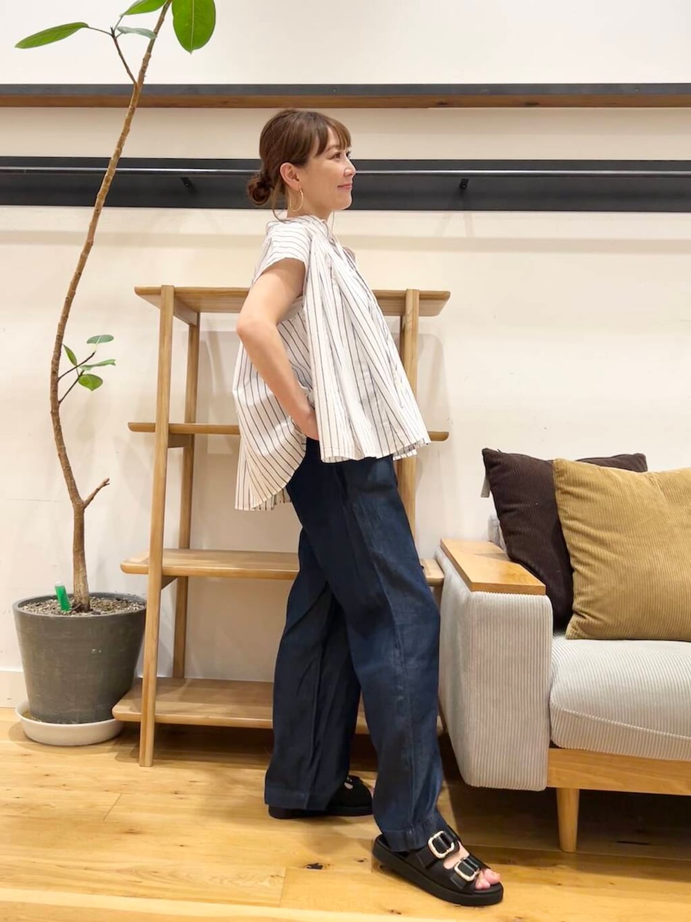 「シャツスタイル、doors、低身長コーデ、40代、骨格ストレート、イエベ春、ストレート×イエベ春、ストレート×イエベ、私が選ぶセールアイテム25ss」|「RODE SKOのプチダブルポケットトートバッグ(トートバッグ、グレー系)」を使った、+++ゆき+++さん(レディース・151cm)の夏コーディネートの5枚目の写真