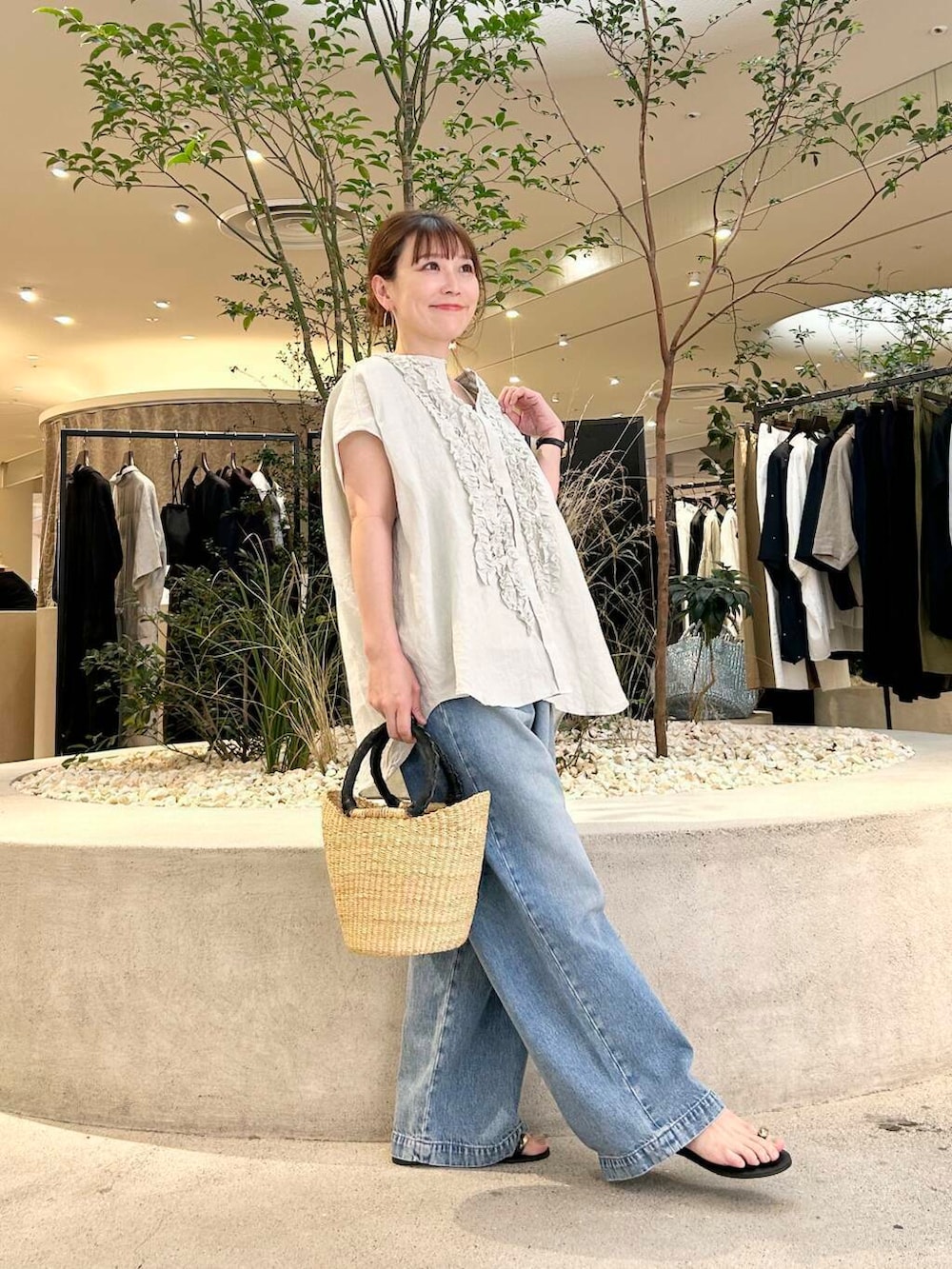 「doors、低身長コーデ、40代、骨格ストレート、イエベ春、ストレート×イエベ春、ストレート×イエベ、リネン着こなし術」｜「かぐれのフェードデニムイージーパンツ（デニムパンツ、ブルー系）」を使った、+++ゆき+++さん（レディース・151cm）の夏コーディネートの3枚目の写真