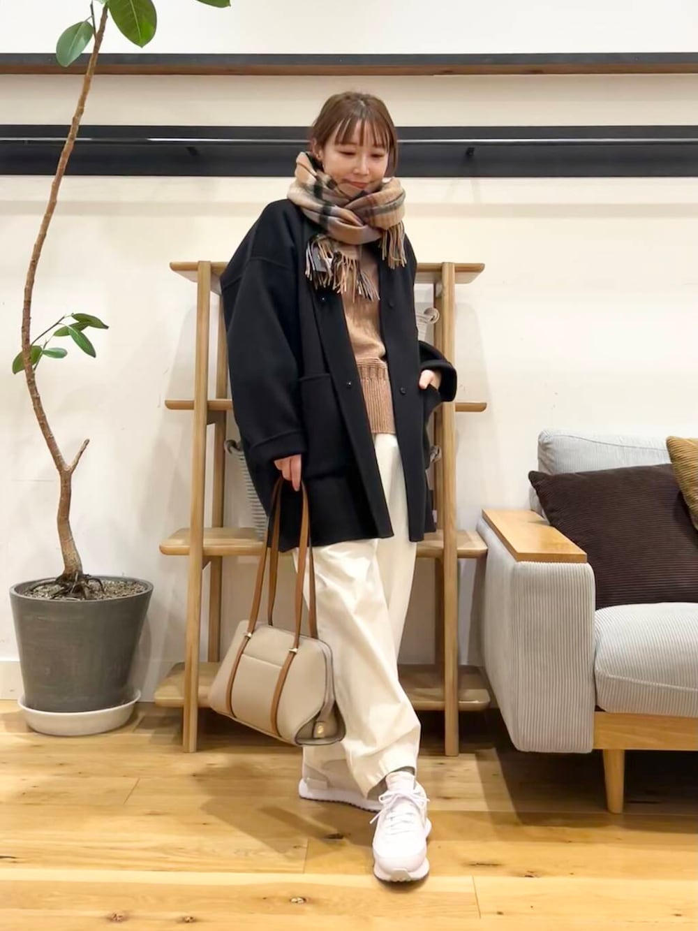 ホワイト系のスニーカー、ホワイト系のその他パンツ、ベージュ系のボストンバッグを着用したレディースの冬コーディネートの5枚目の写真