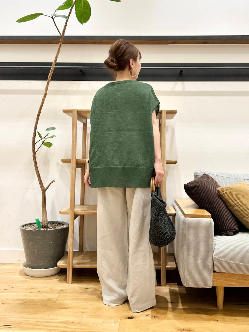 「doors、低身長コーデ、40代、骨格ストレート、イエベ春、ストレート×イエベ春、ストレート×イエベ、リネン着こなし術、私が選ぶセールアイテム25ss」|「RODE SKOのウッドハンドルペーパーバッグ(トートバッグ、ブラック系)」を使った、+++ゆき+++さん(レディース・151cm)の夏コーディネートの3枚目の写真