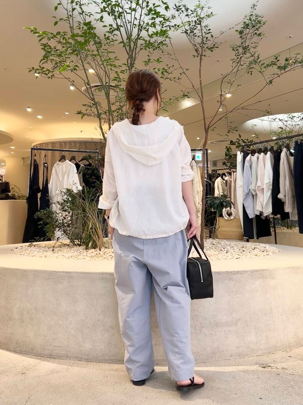 「シャツスタイル、doors、低身長コーデ、40代、骨格ストレート、イエベ春、ストレート×イエベ春、ストレート×イエベ、洒落見えイージーパンツ×サンダル」｜「NICOLAS LAINASの『別注』NICOLAS LAINAS×URBAN RESEARCH　リングサンダル（サンダル、ブラック系）」を使った、+++ゆき+++さん（レディース・151cm）の夏コーディネートの4枚目の写真