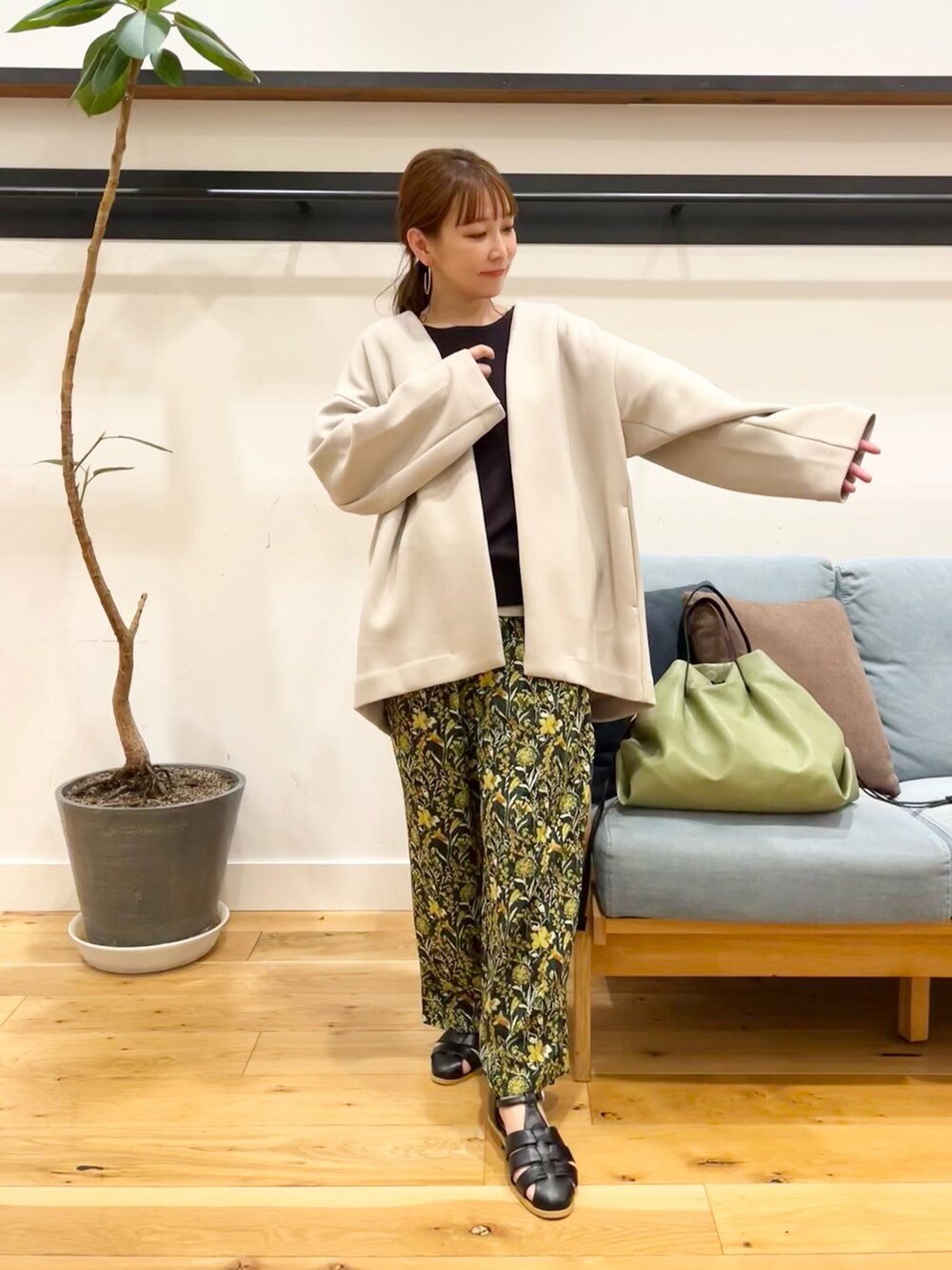 「カラーパンツ、オトナカジュアル、低身長、きれいめカジュアル」|「URBAN RESEARCH DOORSのコットンボートネックガーターKNIT(ニット/セーター、グレー系)」を使った、+++ゆき+++さん(レディース・151cm)の春コーディネートの9枚目の写真