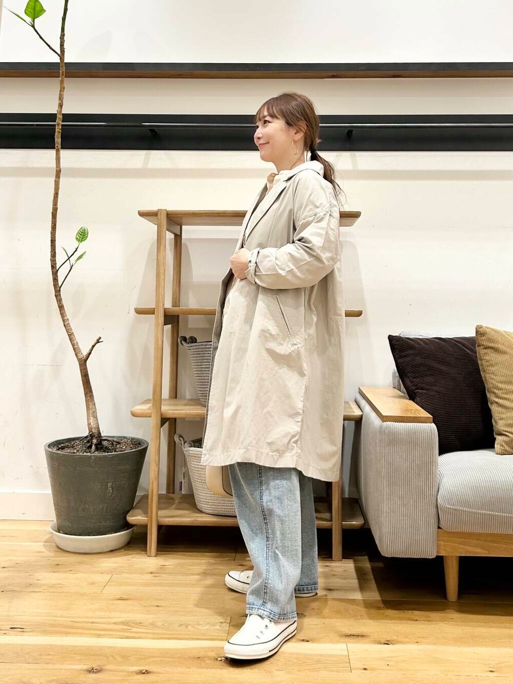 「doors、低身長コーデ、40代、骨格ストレート、イエベ春、ストレート×イエベ春、ストレート×イエベ、ブラウスが主役の春コーデ」|「URBAN RESEARCH DOORSの2タックギャザーデニムパンツ(デニムパンツ、ブルー系)」を使った、+++ゆき+++さん(レディース・151cm)の春コーディネートの6枚目の写真