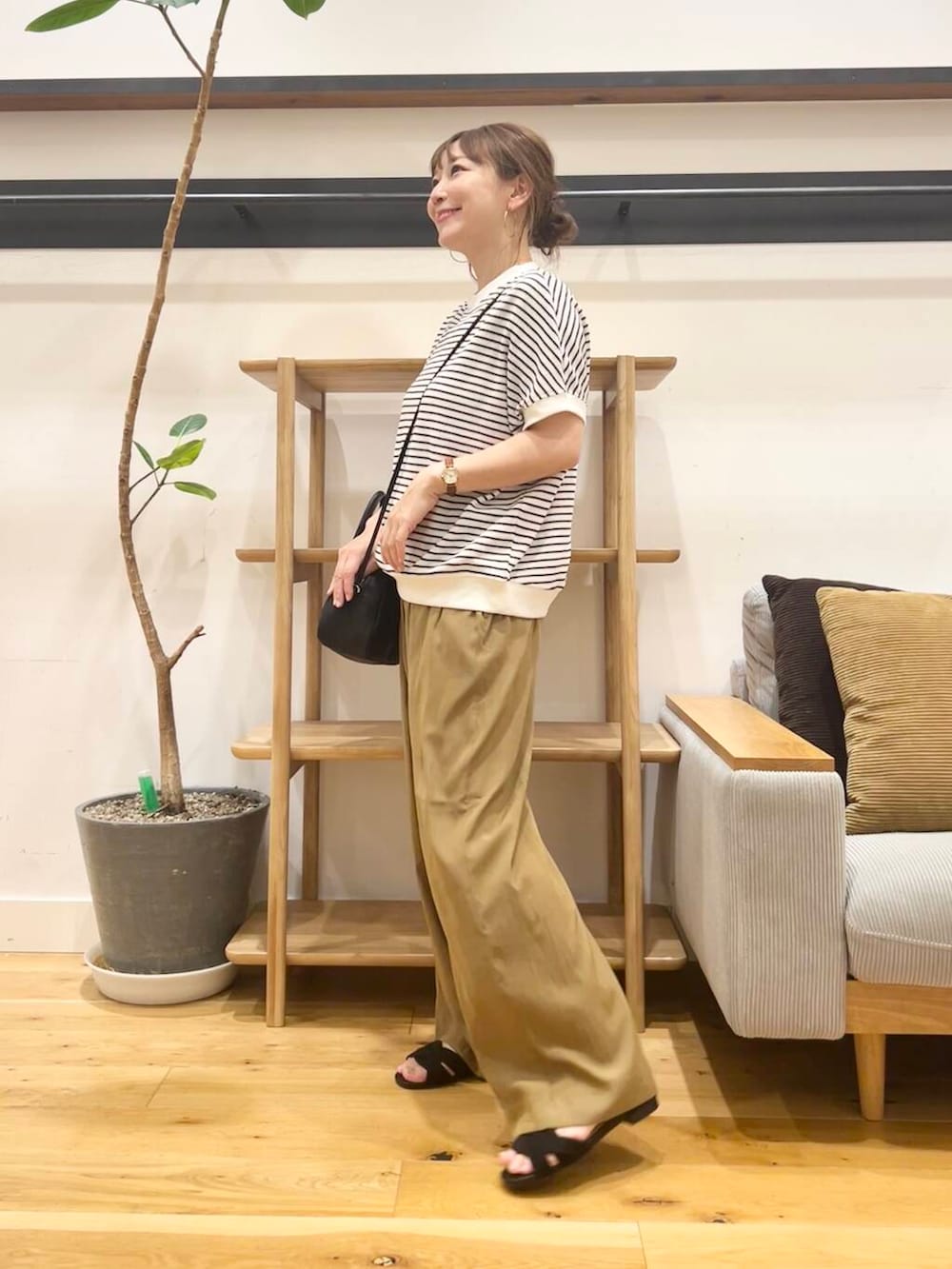 「doors、低身長コーデ、40代、骨格ストレート、イエベ春、ストレート×イエベ春、ストレート×イエベ、一枚で決まるtシャツ」｜「URBAN RESEARCH DOORSの『一部WEB限定カラー』セパレートフラットサンダル（サンダル、ブラック系）」を使った、+++ゆき+++さん（レディース・151cm）の夏コーディネートの2枚目の写真