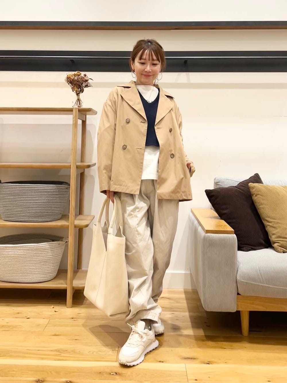 「doors、低身長コーデ、40代、骨格ストレート、イエベ春、ストレート×イエベ春、春アウターコーデ、ストレート×イエベ、新作スニーカーコーデ」｜「URBAN RESEARCH DOORSのミドルインレイVネックプルオーバー（Tシャツ/カットソー、ブルー系）」を使った、+++ゆき+++さん（レディース・151cm）の冬コーディネートの6枚目の写真