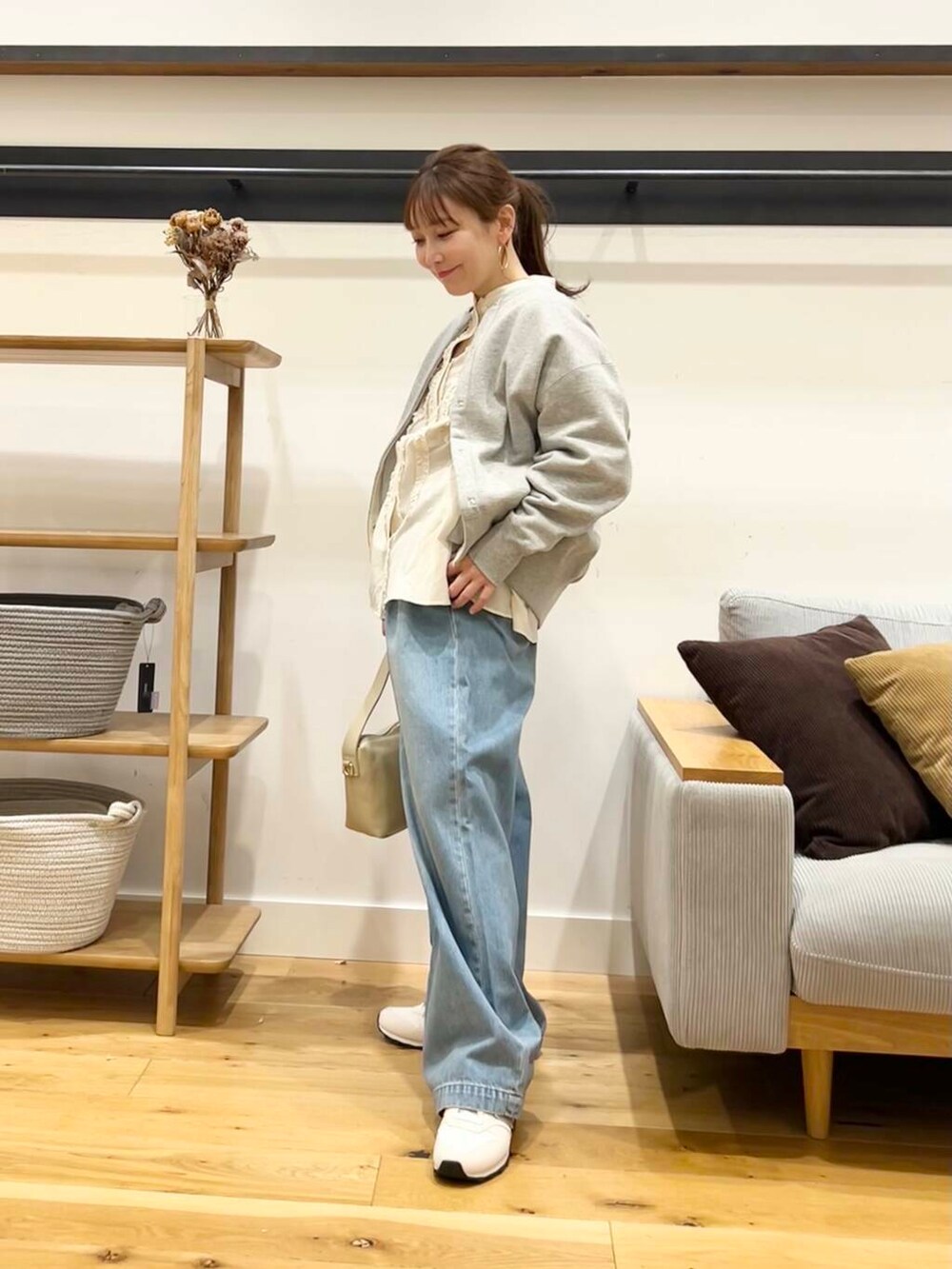 ホワイト系のシャツ/ブラウス、ブルー系のデニムパンツ、グレー系のカーディガン/ボレロを着用したレディースの冬コーディネートの7枚目の写真