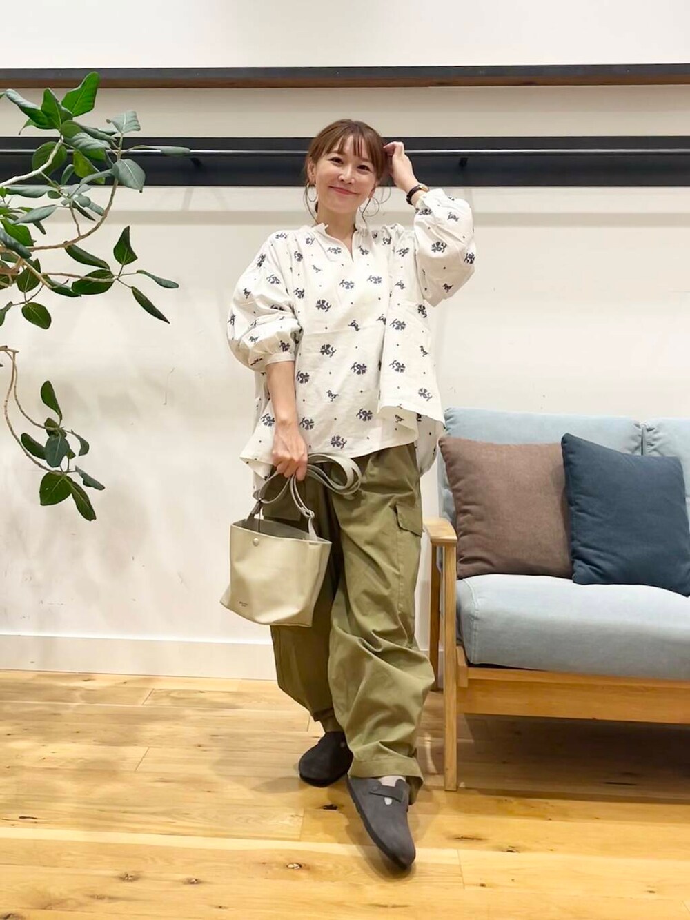 ベージュ系のショルダーバッグ、グリーン系のその他パンツ、ブラック系のサンダルを着用したレディースの秋コーディネートの2枚目の写真