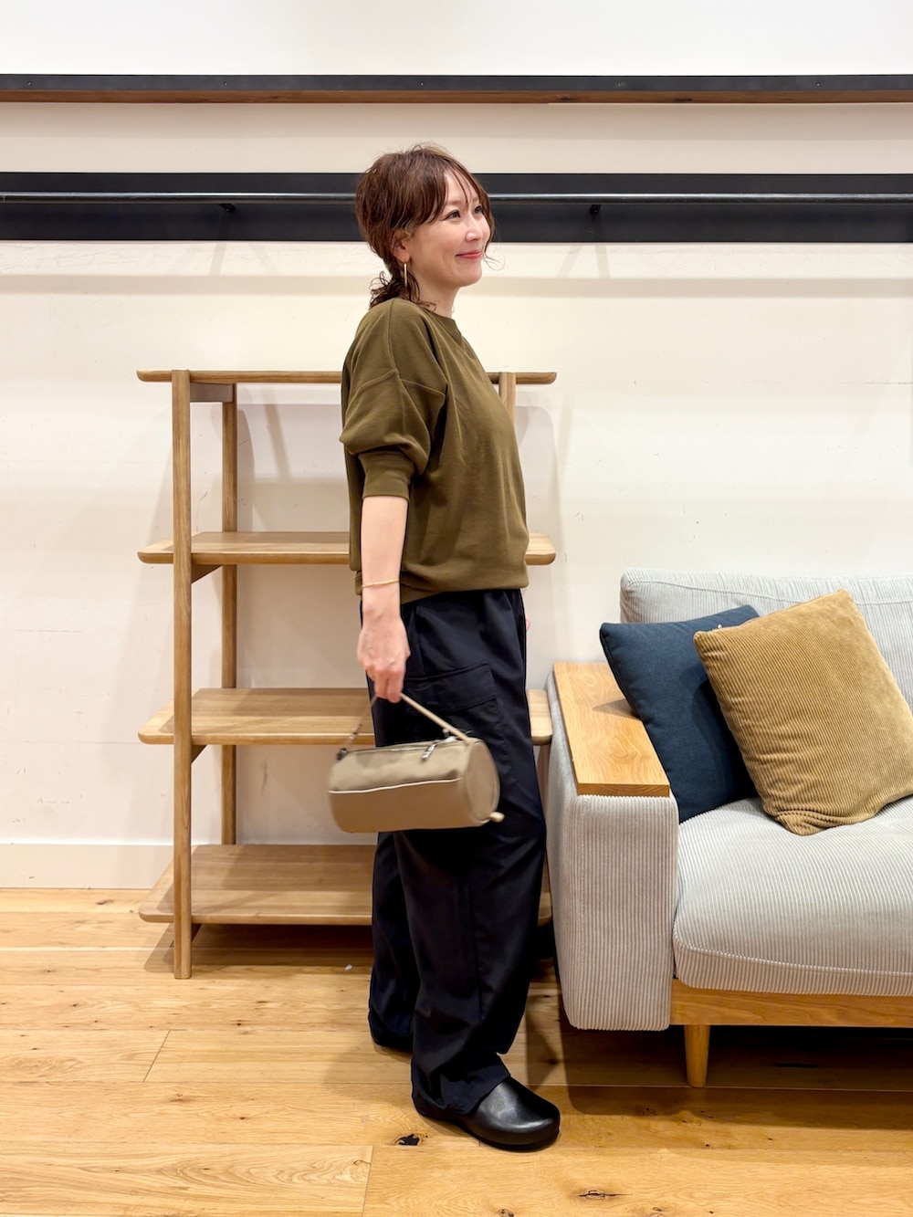 ブラウン系のTシャツ/カットソー、ブルー系のその他パンツ、ベージュ系のハンドバッグを着用したレディースの秋コーディネートの4枚目の写真