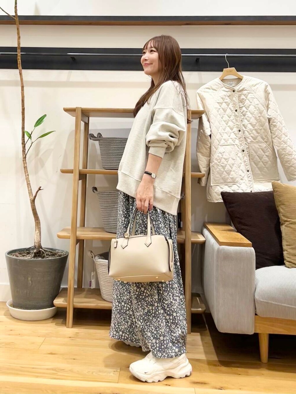 「doors、低身長コーデ、40代、骨格ストレート、イエベ春、ストレート×イエベ春、ストレート×イエベ、最旬スウェットコーデ」|「NIKEのNIKE TC7900(スニーカー、ホワイト系)」を使った、+++ゆき+++さん(レディース・151cm)の春コーディネートの4枚目の写真