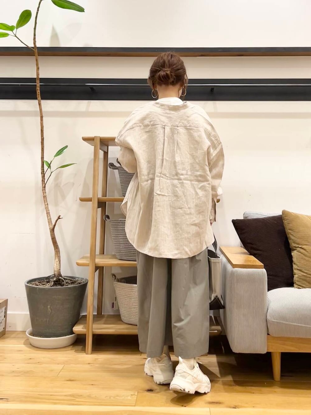 「doors、低身長コーデ、40代、骨格ストレート、イエベ春、ストレート×イエベ春、ストレート×イエベ、シャツが主役の春コーデ」｜「NIKEのNIKE　TC7900（スニーカー、ホワイト系）」を使った、+++ゆき+++さん（レディース・151cm）の春コーディネートの3枚目の写真