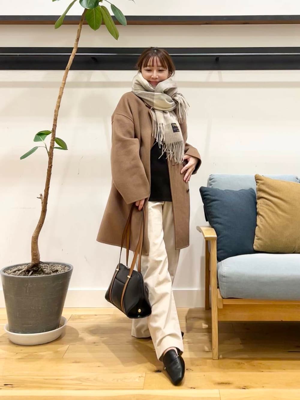 ブラック系のローファー、ブラウン系のその他アウター、ホワイト系のその他パンツを着用したレディースの冬コーディネートの4枚目の写真