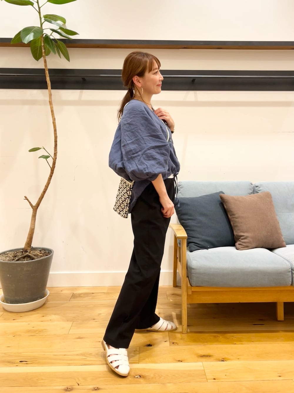 「URBAN RESEARCH DOORSのリネンドロストドルマンブラウス(シャツ/ブラウス、ブルー系)」を使った、+++ゆき+++さん(レディース・151cm)の春コーディネートの4枚目の写真
