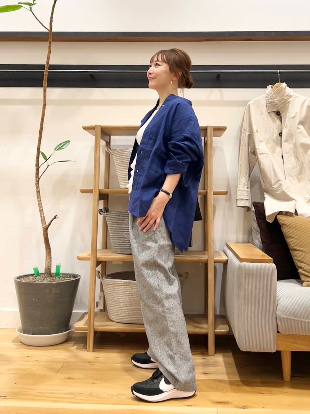 「doors、低身長コーデ、40代、骨格ストレート、イエベ春、ストレート×イエベ春、ストレート×イエベ、シャツが主役の春コーデ」｜「URBAN RESEARCH DOORSのスタンドカラーミドルコート（その他アウター、ベージュ系）」を使った、+++ゆき+++さん（レディース・151cm）の春コーディネートの4枚目の写真