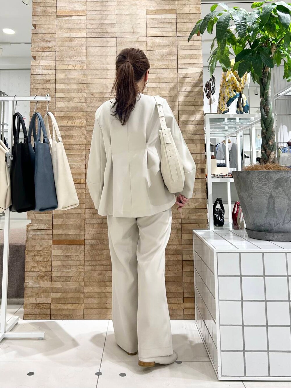 「セレモニースタイル、doors、低身長コーデ、40代、骨格ストレート、イエベ春、ストレート×イエベ春、ストレート×イエベ、ブラウスが主役の春コーデ」|「SENSE OF PLACE by URBAN RESEARCHのハーフムーンバッグ(ショルダーバッグ、ベージュ系)」を使った、+++ゆき+++さん(レディース・151cm)の春コーディネートの3枚目の写真