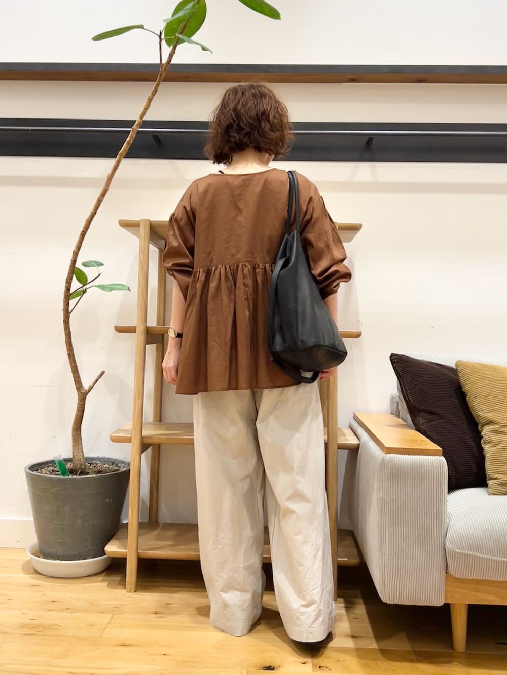 ブラウン系のシャツ/ブラウス、グレー系のその他パンツ、ブラック系のパンプスを着用したレディースの秋コーディネートの3枚目の写真