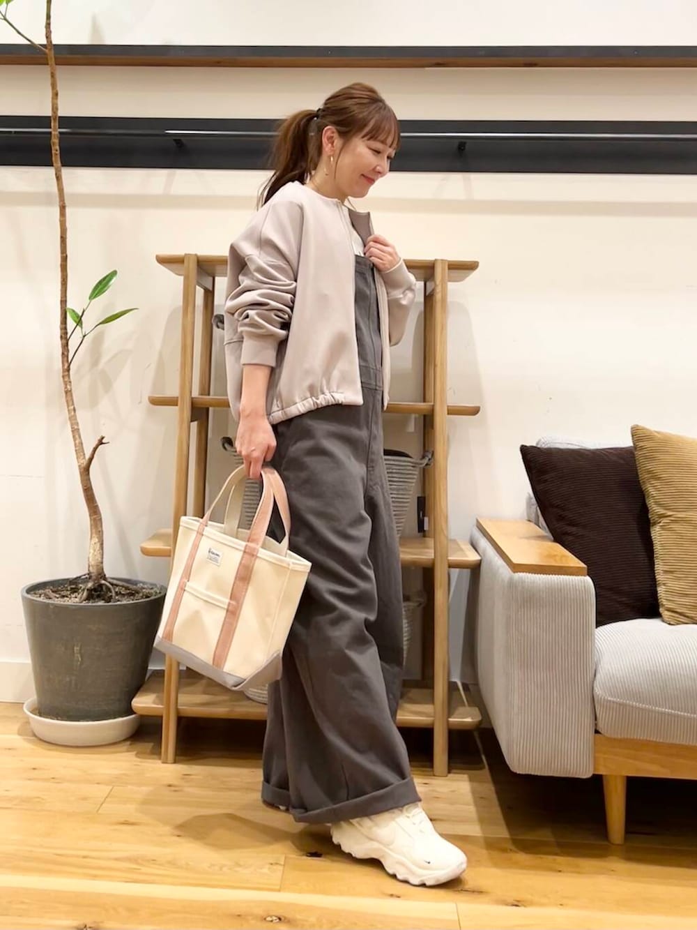 「doors、低身長コーデ、40代、骨格ストレート、イエベ春、ストレート×イエベ春、ストレート×イエベ、新作スニーカーコーデ、最旬スウェットコーデ」｜「NIKEのNIKE　TC7900（スニーカー、ホワイト系）」を使った、+++ゆき+++さん（レディース・151cm）の春コーディネートの7枚目の写真