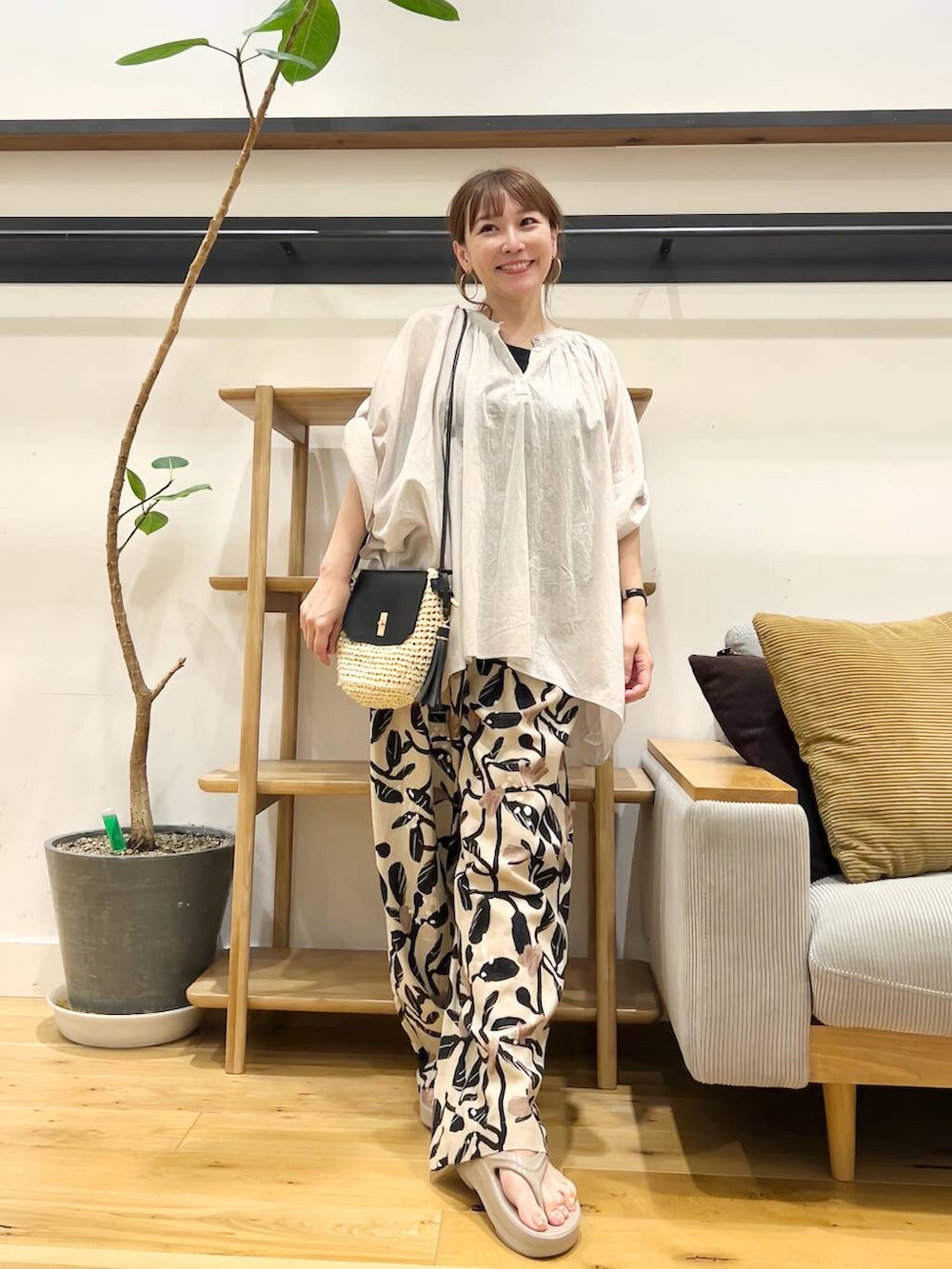 「doors、低身長コーデ、40代、骨格ストレート、イエベ春、ストレート×イエベ春、ストレート×イエベ、洒落見えイージーパンツ×サンダル、私が選ぶセールアイテム25ss」｜「RODE SKOのペーパーコンビショルダーバッグ（ショルダーバッグ、ベージュ系）」を使った、+++ゆき+++さん（レディース・151cm）の夏コーディネートの4枚目の写真