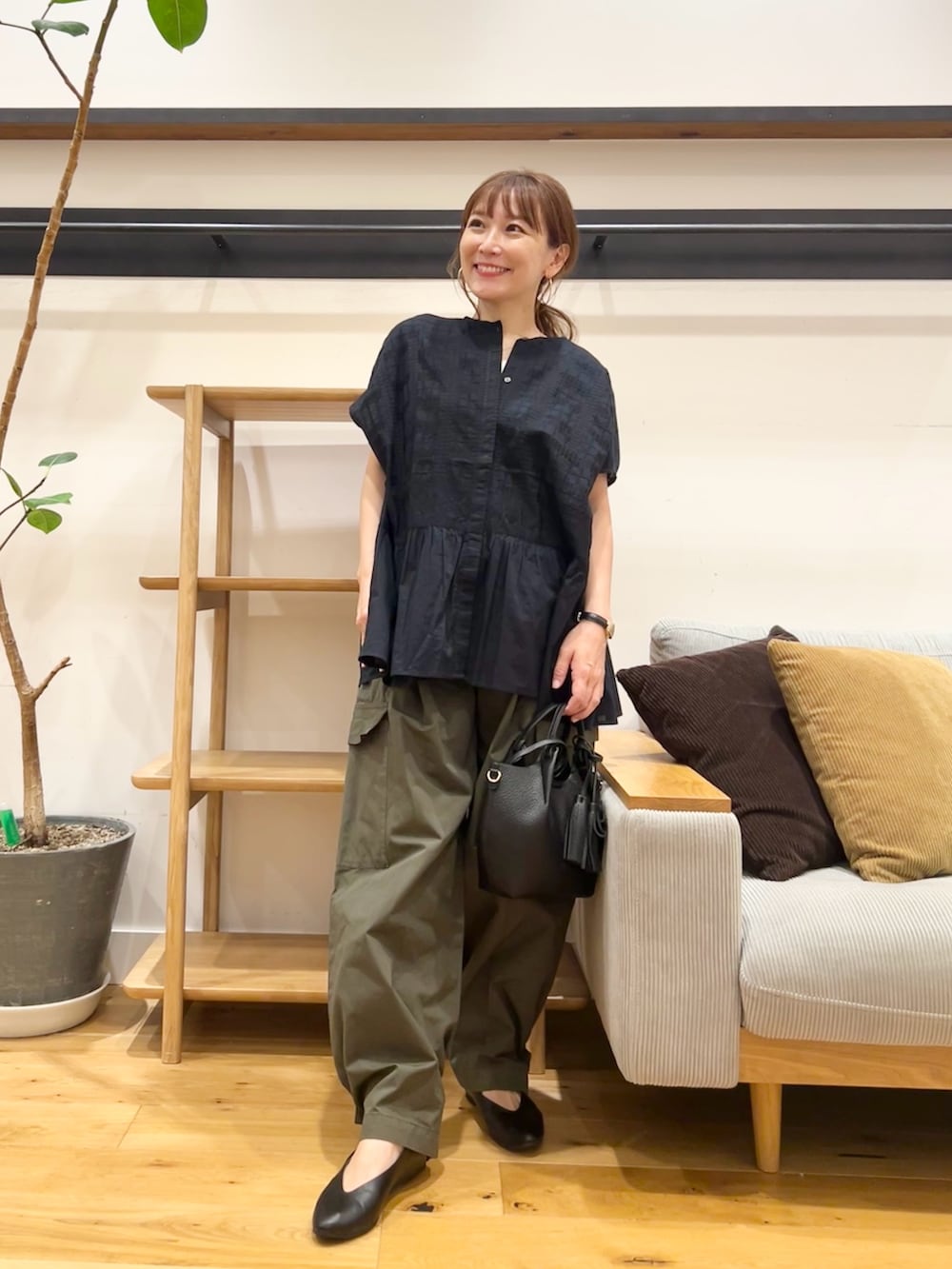 ブルー系のシャツ/ブラウス、グリーン系のその他パンツ、ブラック系のショルダーバッグを着用したレディースの夏コーディネートの3枚目の写真