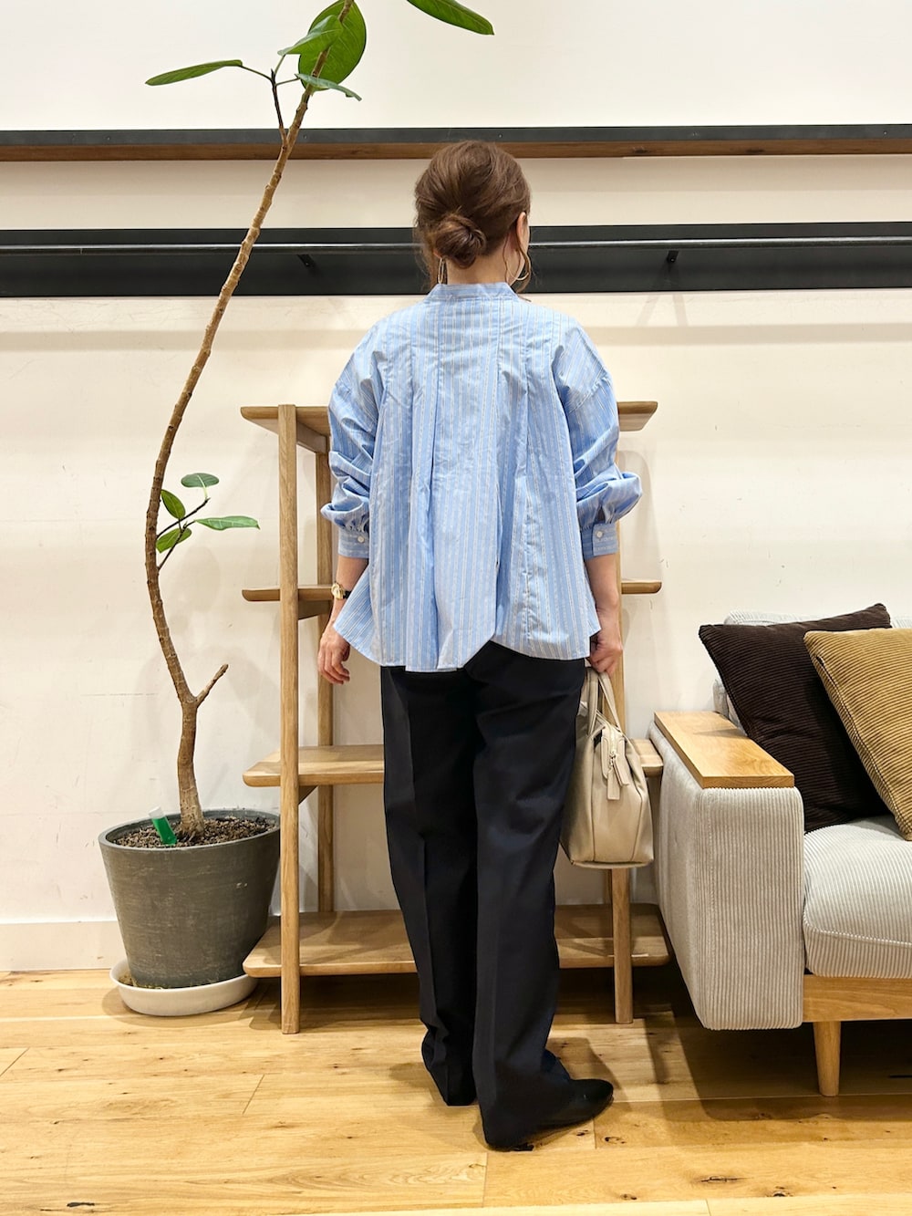「初秋のパンツスタイル、大人コーデ、今から使える秋の先取りコーデ、オトナカジュアル、イエベ、イエベ春、骨格ストレート」｜「URBAN RESEARCH DOORSのストライプリボンフレアブラウス（シャツ/ブラウス、ブルー系）」を使った、+++ゆき+++さん（骨格ストレート・レディース・151cm）の秋コーディネートの4枚目の写真
