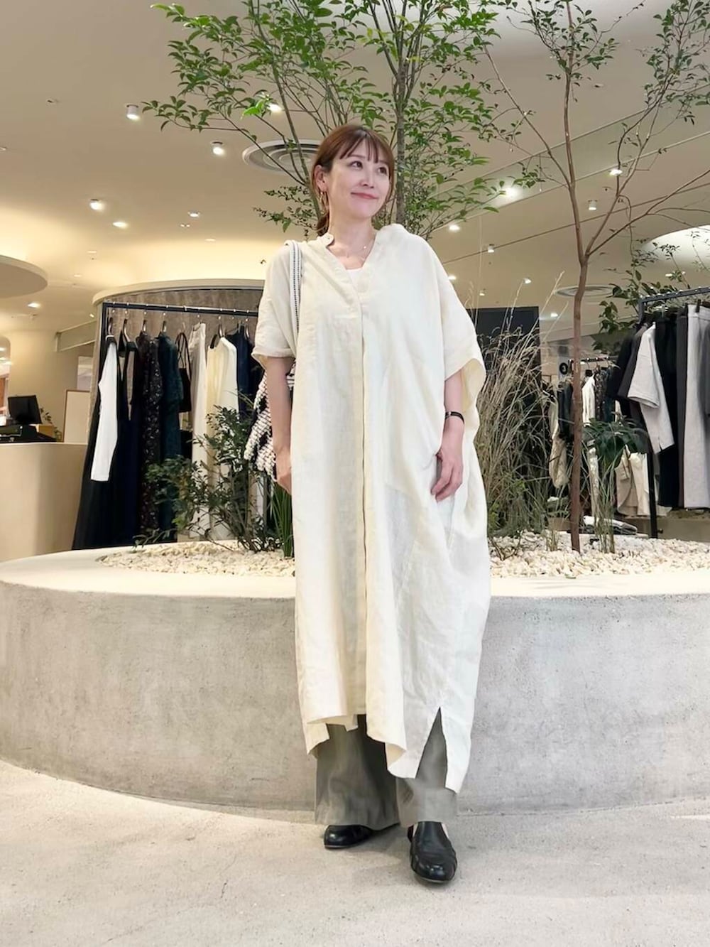 「doors、低身長コーデ、サンダルコーデ、40代、骨格ストレート、イエベ春、ストレート×イエベ春、ストレート×イエベ」｜「かぐれのリネンイージーパンツ（その他パンツ、ベージュ系）」を使った、+++ゆき+++さん（レディース・151cm）の春コーディネートの4枚目の写真