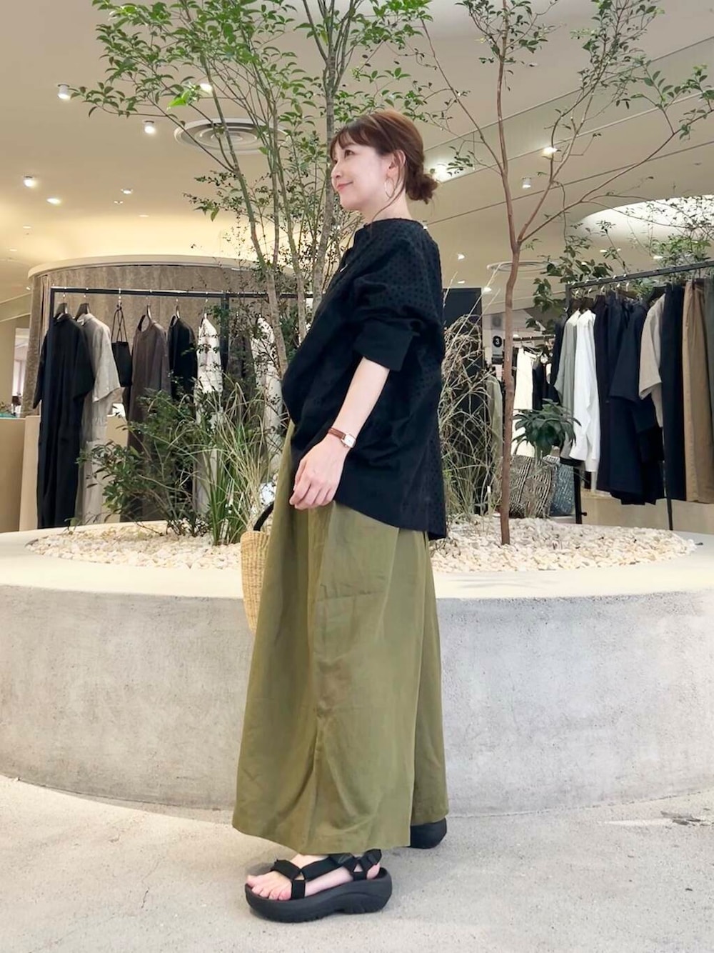 「doors、低身長コーデ、40代、骨格ストレート、イエベ春、ストレート×イエベ春、ストレート×イエベ、万能ブラウスコーデ」｜「かぐれの『2WAY仕様』 ジャガードパッチワークブラウス（シャツ/ブラウス、ブラック系）」を使った、+++ゆき+++さん（レディース・151cm）の夏コーディネートの4枚目の写真