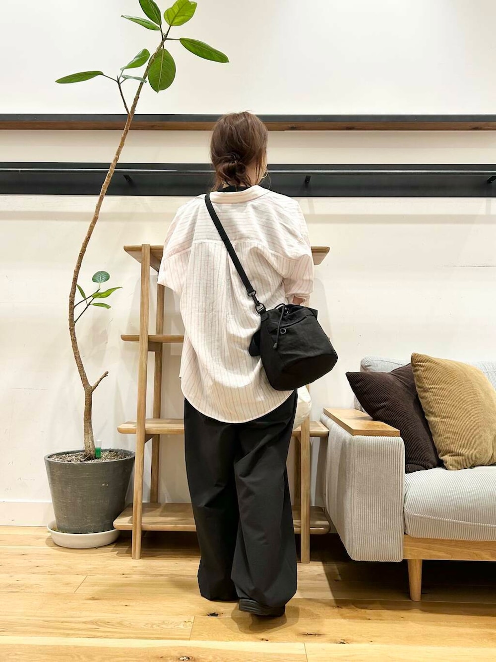「doors、低身長コーデ、サンダルコーデ、40代、骨格ストレート、イエベ春、ストレート×イエベ春、ストレート×イエベ、トレンドシャツ」｜「EKALのTINY GARDEN PRODUCTS　ストロール2WAYバッグ（ショルダーバッグ、ブラック系）」を使った、+++ゆき+++さん（レディース・151cm）の春コーディネートの4枚目の写真