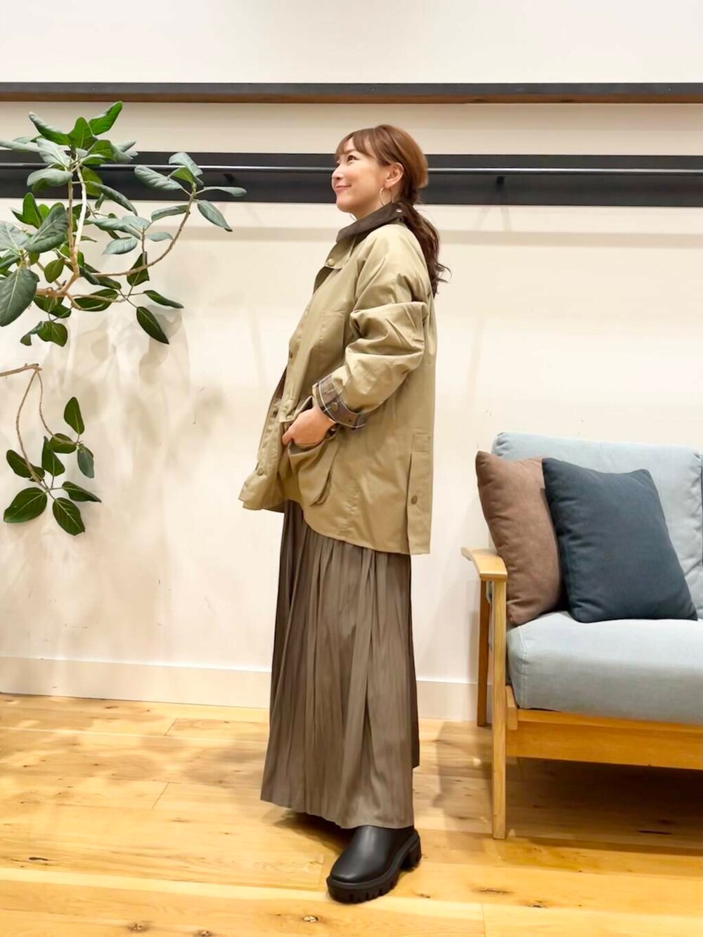 ブラック系のブーツ、レッド系のニット/セーター、ブラウン系のハンドバッグを着用したレディースの秋コーディネートの7枚目の写真