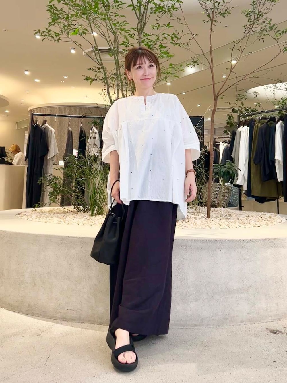 「doors、低身長コーデ、40代、骨格ストレート、イエベ春、ストレート×イエベ春、ストレート×イエベ、万能ブラウスコーデ」｜「かぐれのドット刺しゅうワイドプルオーバー（シャツ/ブラウス、ホワイト系）」を使った、+++ゆき+++さん（レディース・151cm）の夏コーディネートの2枚目の写真