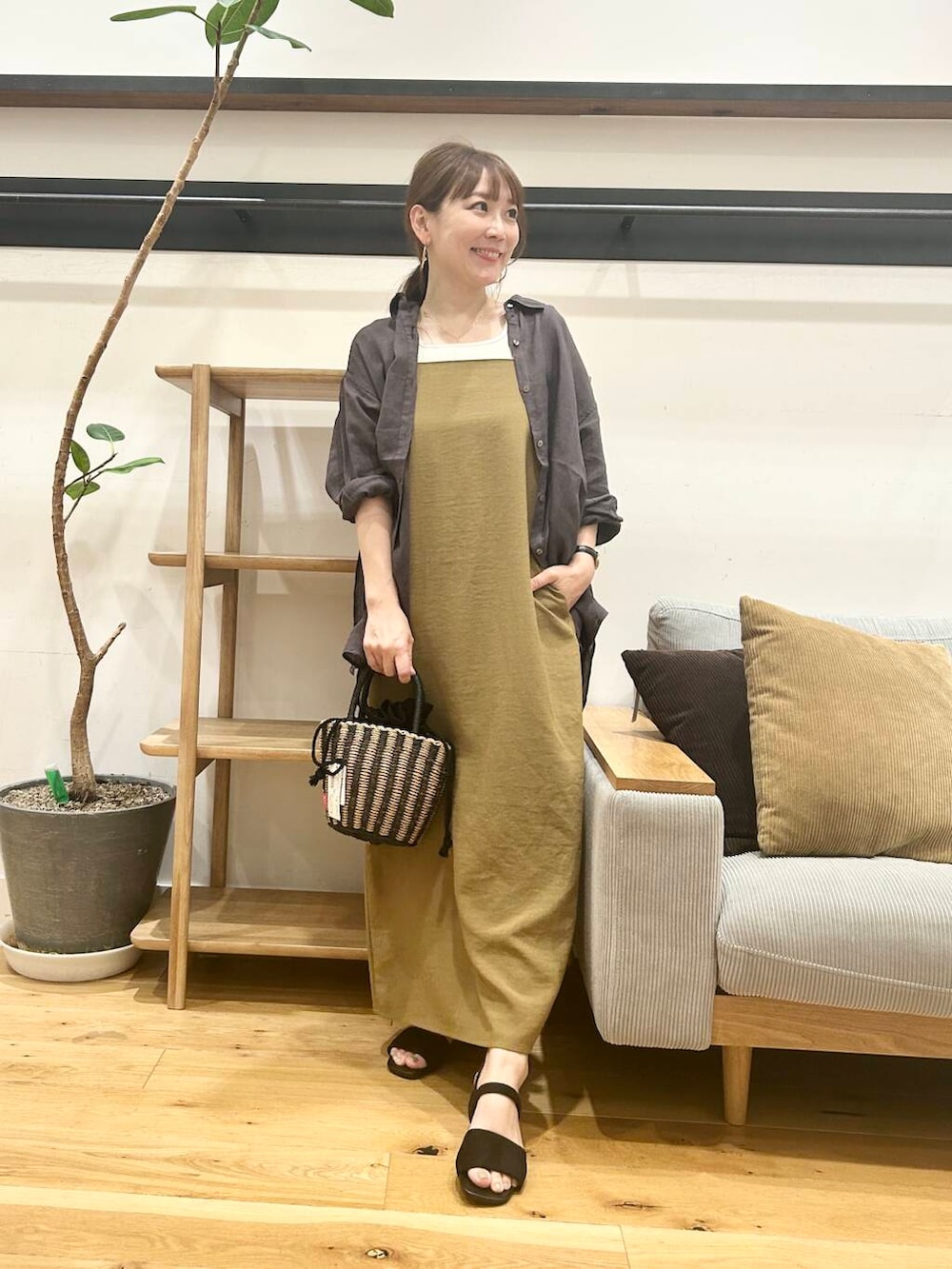 「doors、低身長コーデ、40代、骨格ストレート、イエベ春、ストレート×イエベ、ワンピース×低身長」|「URBAN RESEARCH DOORSの巾着カゴバッグ(ハンドバッグ、ブラック系)」を使った、+++ゆき+++さん(レディース・151cm)の夏コーディネートの4枚目の写真
