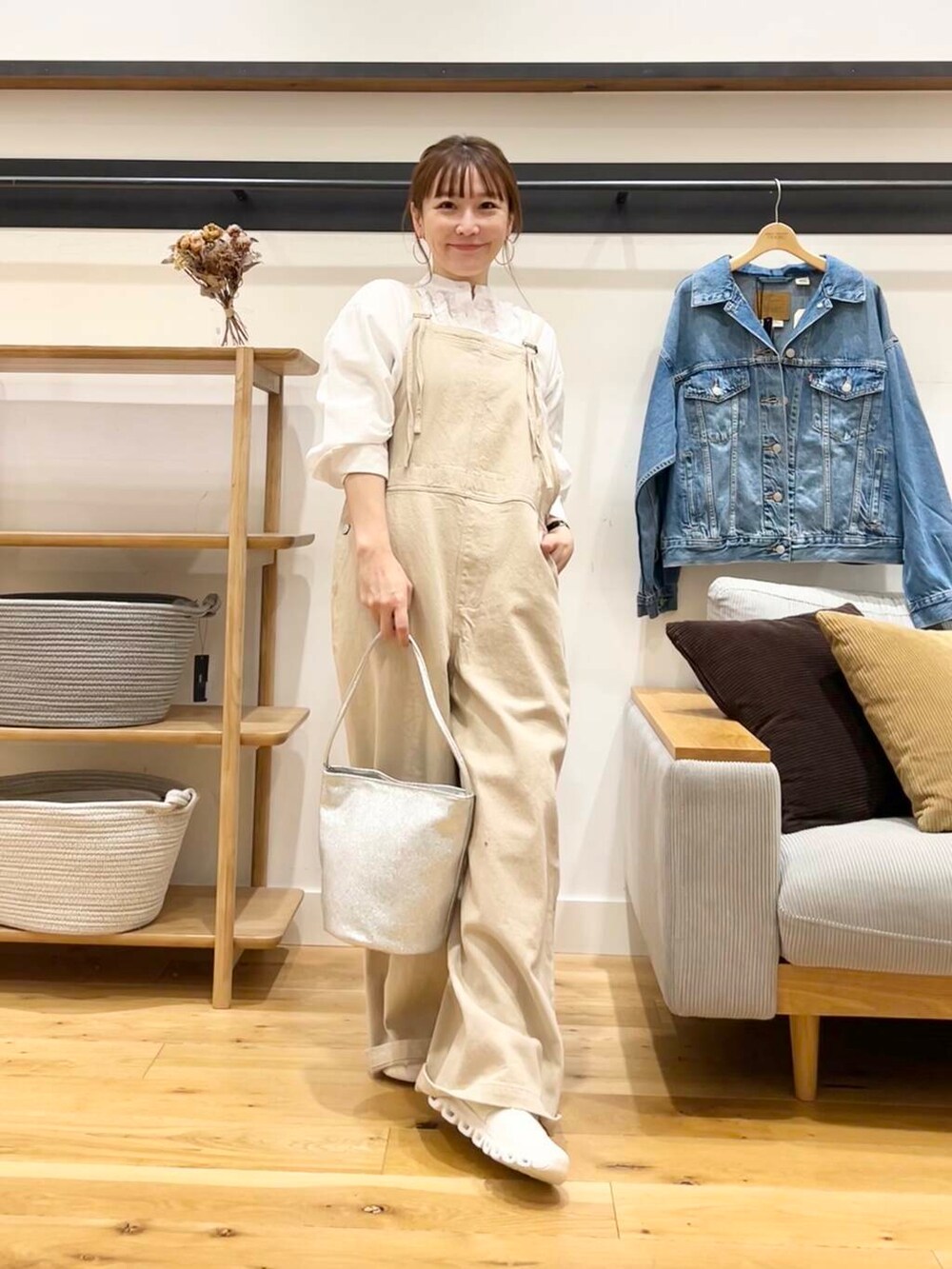「doors、低身長コーデ、40代、骨格ストレート、イエベ春、ストレート×イエベ春、ストレート×イエベ、私の推しデニムスタイル、新作スニーカーコーデ」｜「RODE SKOのメタリックバケットバッグ（ハンドバッグ、シルバー系）」を使った、+++ゆき+++さん（レディース・151cm）の冬コーディネートの3枚目の写真