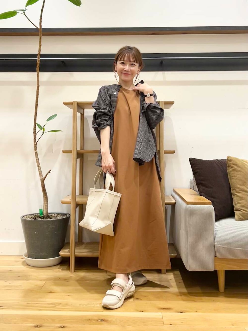 「doors、低身長コーデ、フェスコーデ、40代、骨格ストレート、イエベ春、ストレート×イエベ春、ストレート×イエベ」｜「FORK&SPOONのFORK&SPOON　コットンリネンロングスリーブシャツ（シャツ/ブラウス、ブルー系）」を使った、+++ゆき+++さん（レディース・151cm）の春コーディネートの4枚目の写真