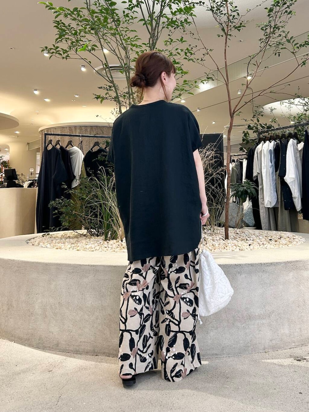 「doors、低身長コーデ、40代、骨格ストレート、イエベ春、ストレート×イエベ春、ストレート×イエベ、リネン着こなし術、夏の涼しげパンツコーデ」｜「かぐれのコットンリネンプリントイージーパンツ（その他パンツ、ベージュ系）」を使った、+++ゆき+++さん（レディース・151cm）の夏コーディネートの3枚目の写真