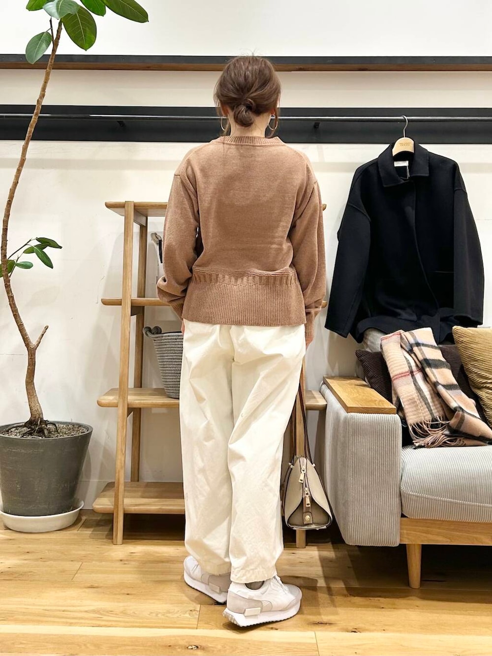 ホワイト系のスニーカー、ホワイト系のその他パンツ、ベージュ系のボストンバッグを着用したレディースの冬コーディネートの3枚目の写真