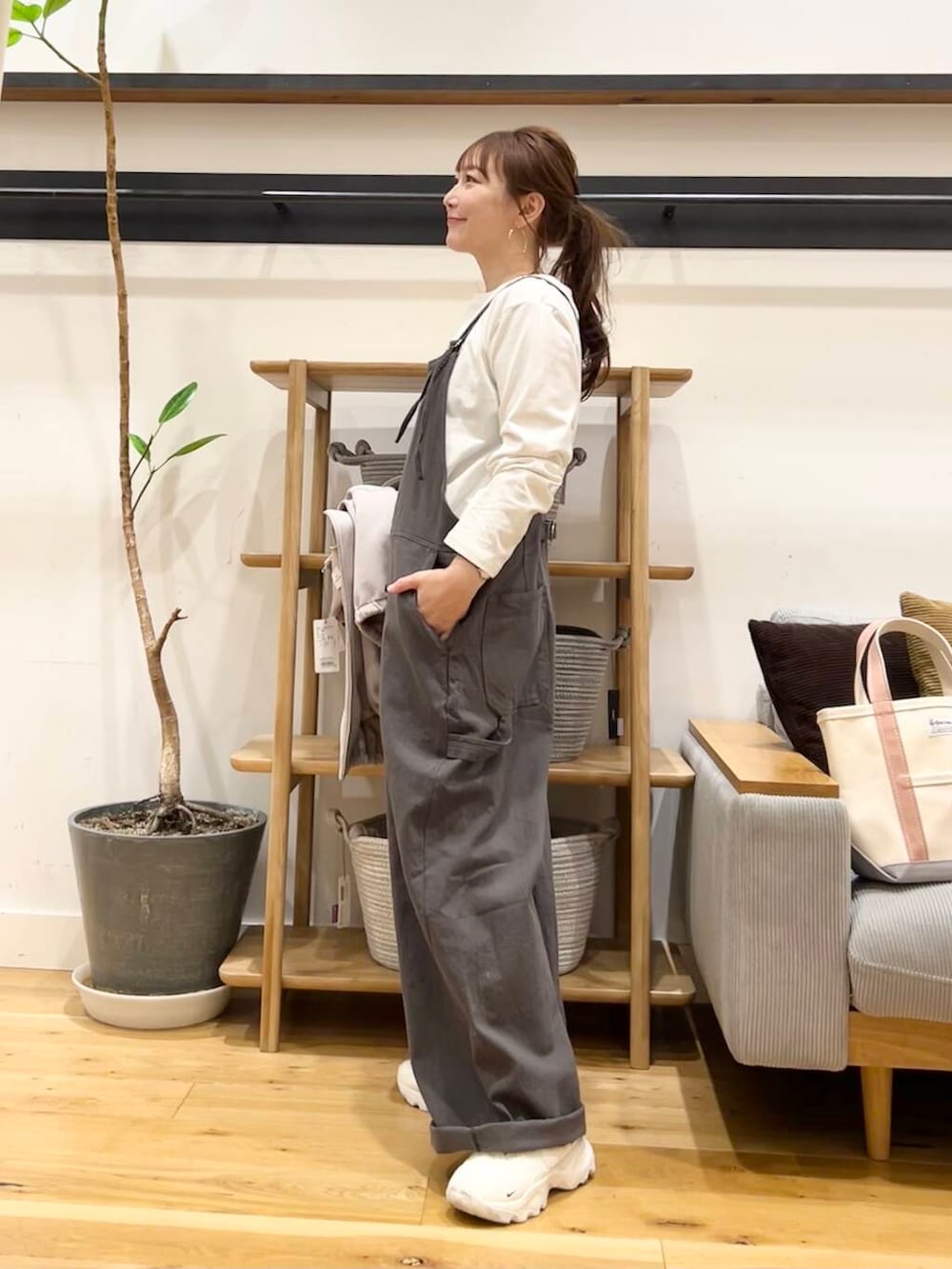 「doors、低身長コーデ、40代、骨格ストレート、イエベ春、ストレート×イエベ春、ストレート×イエベ、新作スニーカーコーデ、最旬スウェットコーデ」｜「NIKEのNIKE　TC7900（スニーカー、ホワイト系）」を使った、+++ゆき+++さん（レディース・151cm）の春コーディネートの2枚目の写真