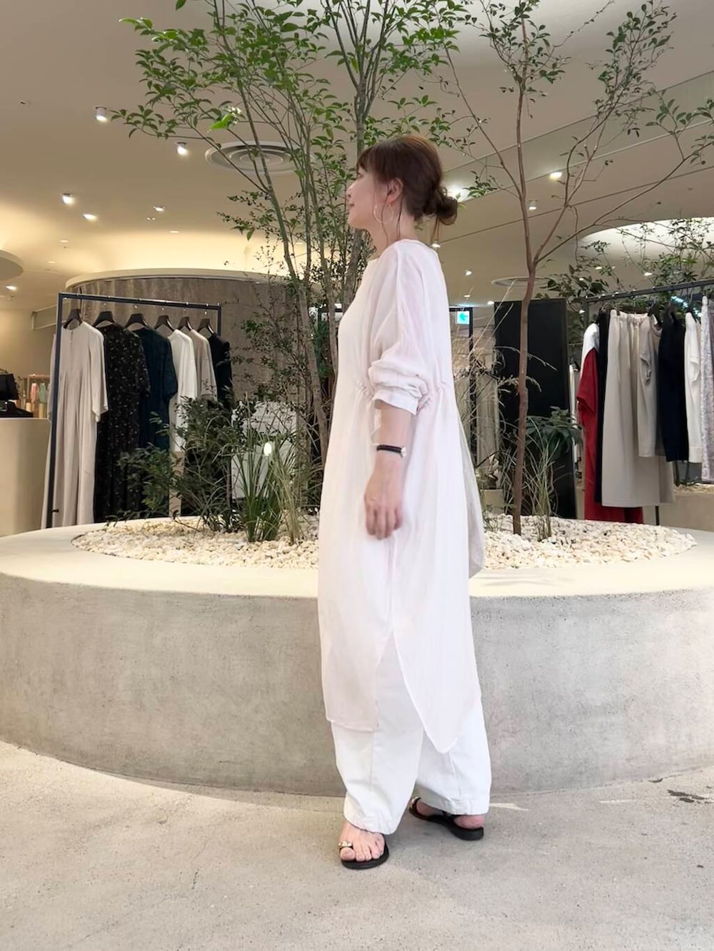 「リネン、doors、低身長コーデ、サンダルコーデ、40代、骨格ストレート、イエベ春、ストレート×イエベ」｜「かぐれのコットンクロップドパンツ（その他パンツ、ホワイト系）」を使った、+++ゆき+++さん（レディース・151cm）の春コーディネートの5枚目の写真