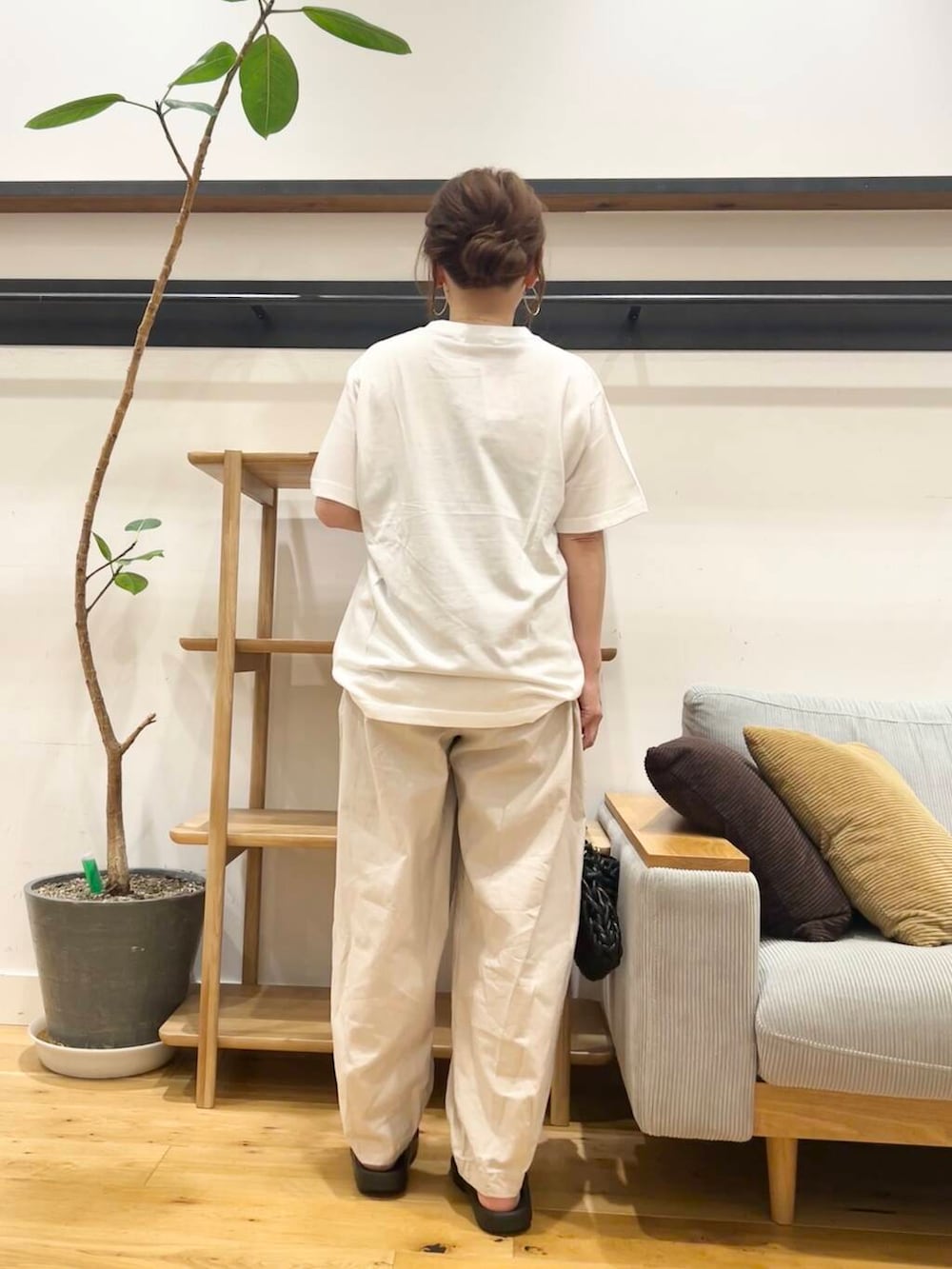 「doors、低身長コーデ、40代、骨格ストレート、イエベ春、ストレート×イエベ春、ストレート×イエベ、夏フェスコーデ、私が選ぶセールアイテム25ss」｜「OOFOSのOOFOS　Ooriginal（サンダル、ブラック系）」を使った、+++ゆき+++さん（レディース・151cm）の夏コーディネートの4枚目の写真