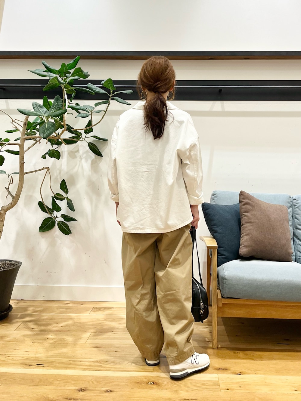 ホワイト系のシャツ/ブラウス、ベージュ系のその他パンツ、ホワイト系のスニーカーを着用したレディースの秋コーディネートの4枚目の写真