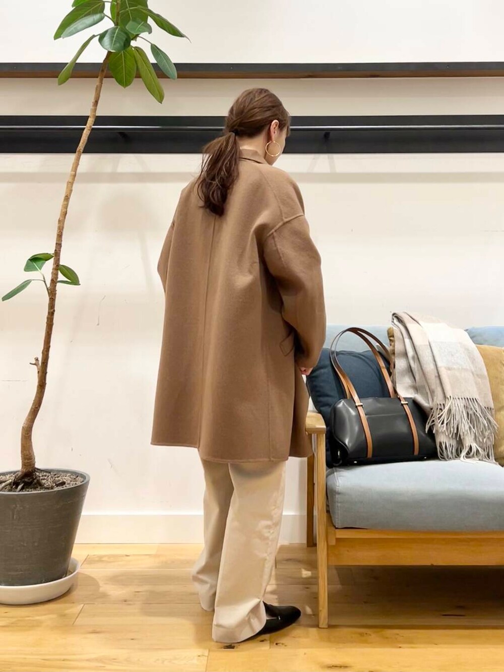 ブラック系のローファー、ブラウン系のその他アウター、ホワイト系のその他パンツを着用したレディースの冬コーディネートの7枚目の写真