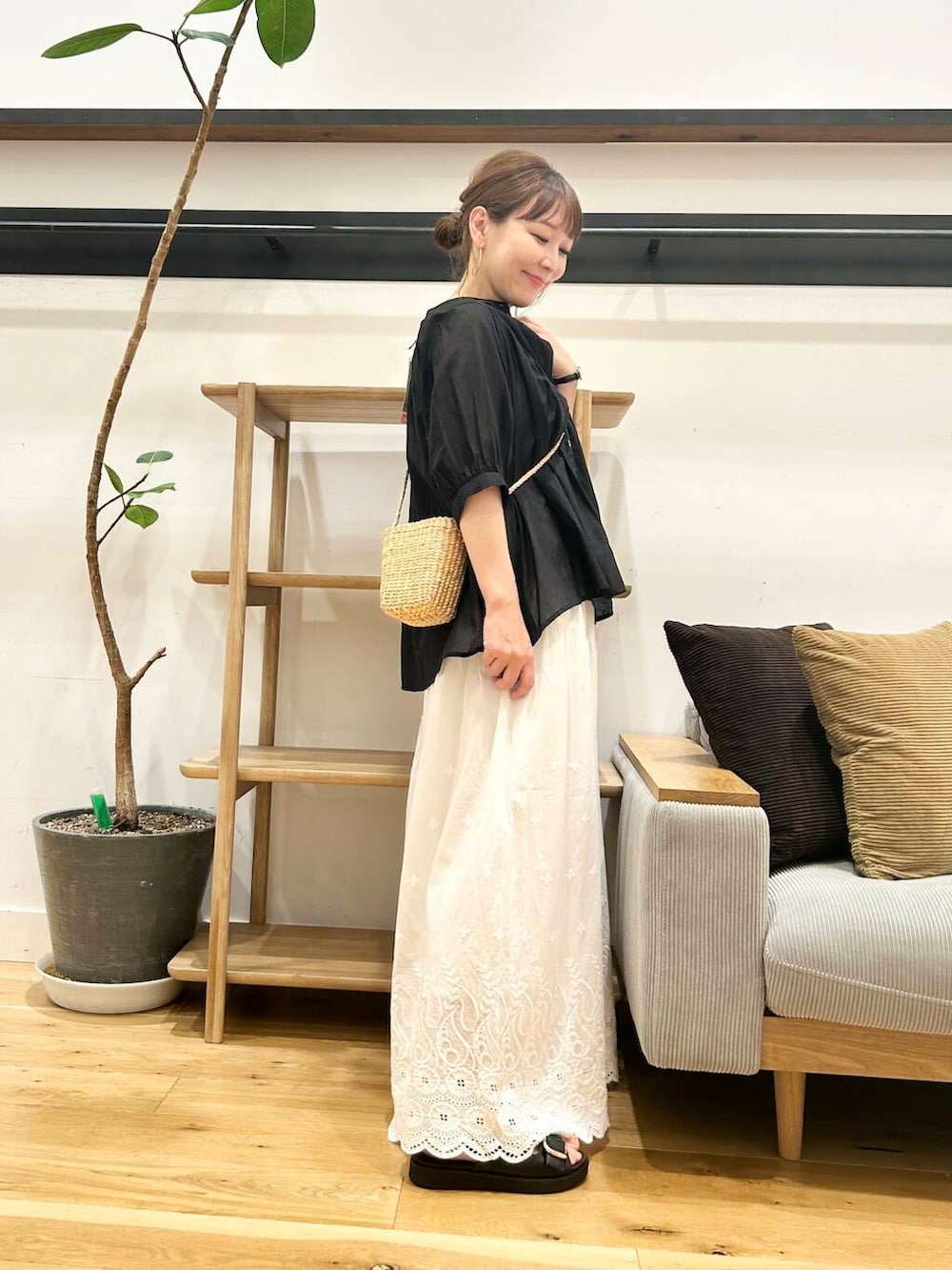 「シャツスタイル、doors、低身長コーデ、40代、骨格ストレート、イエベ春、ストレート×イエベ春、ストレート×イエベ、私が選ぶセールアイテム25ss」｜「URBAN RESEARCH DOORSのミニカゴショルダーバッグ（ショルダーバッグ、ベージュ系）」を使った、+++ゆき+++さん（レディース・151cm）の夏コーディネートの4枚目の写真